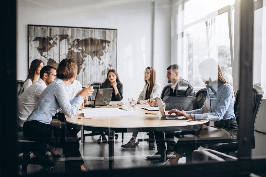 Grupo de empresarios y empresarias trabajando juntos en una oficina